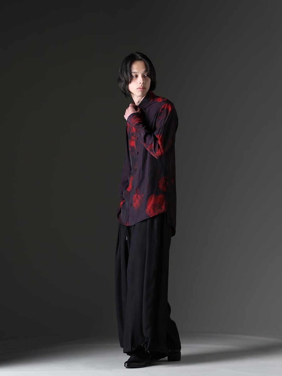 kiryuyrik / GalaabenD 2023SS - The A-line silhouette gives the styling a mode feel. - KP-HB16-901-black-red(Shirt Black & Red) KP-HP43-907(Sharring Wide Tuck Slacks) 87115902(Harness Ring Boots) - 1-003