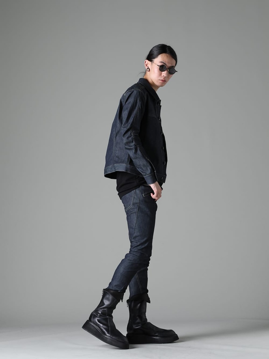 ザ ヴィリディアン / リガーズ / ワークスタッドミュンヘン / ユリウス 2023SS - スリムフィットアイテムをメインにした春夏スタイリング - VI-3574-06-Indigo(デニムジャケット インディゴ) 817CPM2(コットン/モダール ジャージ プリント ショートスリーブTシャツ) RG1022TVA-GOLD+BLACK / BLACK(リガーズ 10周年 コラボレーション サングラス ゴールド+ブラック / ブラック) M3940(ネックレス ミックス + キーリング) VI-3575-04-indigo(デニム スリム パンツ インディゴ) 817FWM2(カウレザー アーバンロングブーツ) - 1-002