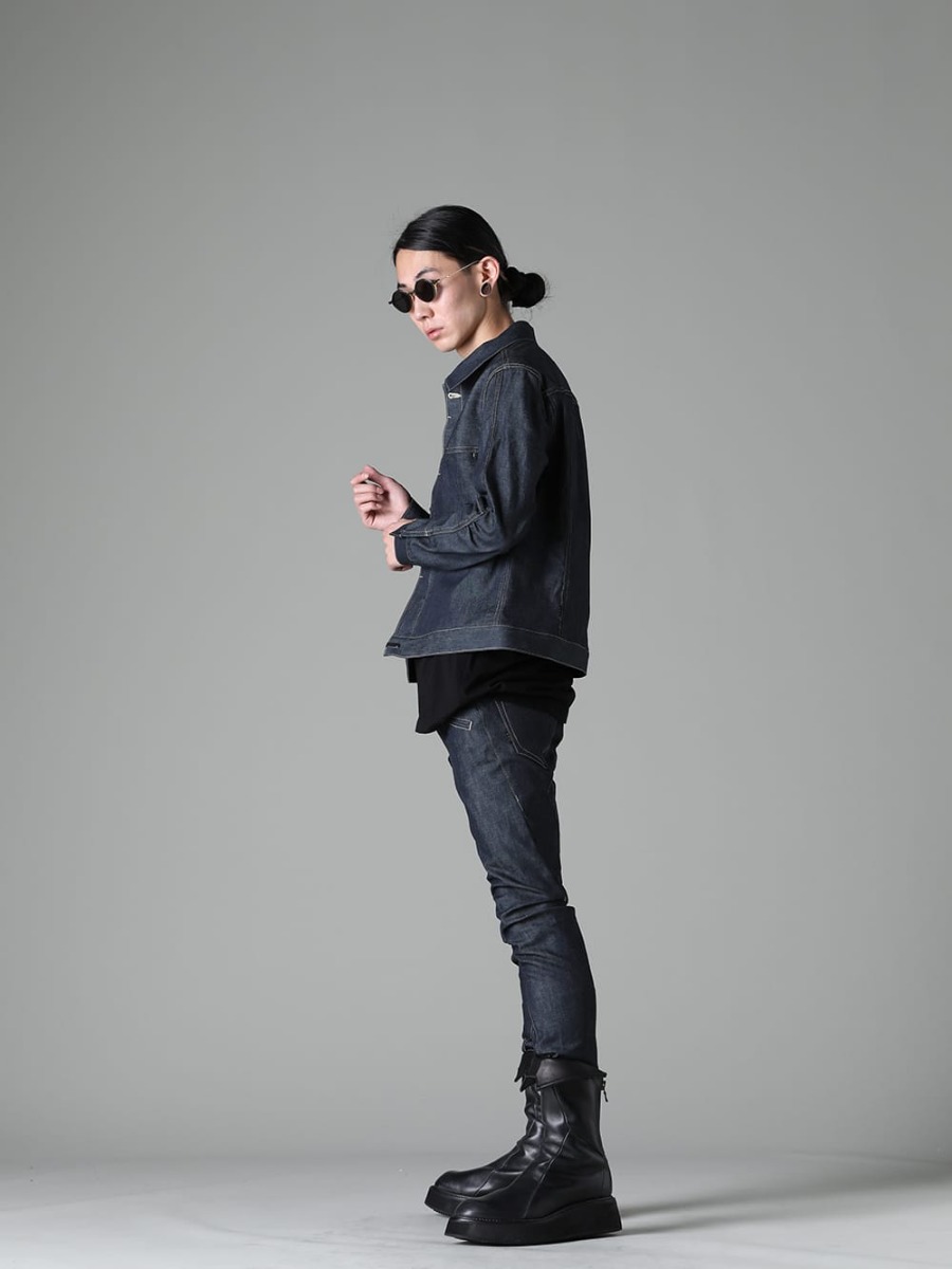 ザ ヴィリディアン / リガーズ / ワークスタッドミュンヘン / ユリウス 2023SS - スリムフィットアイテムをメインにした春夏スタイリング - VI-3574-06-Indigo(デニムジャケット インディゴ) 817CPM2(コットン/モダール ジャージ プリント ショートスリーブTシャツ) RG1022TVA-GOLD+BLACK / BLACK(リガーズ 10周年 コラボレーション サングラス ゴールド+ブラック / ブラック) M3940(ネックレス ミックス + キーリング) VI-3575-04-indigo(デニム スリム パンツ インディゴ) 817FWM2(カウレザー アーバンロングブーツ) - 1-003