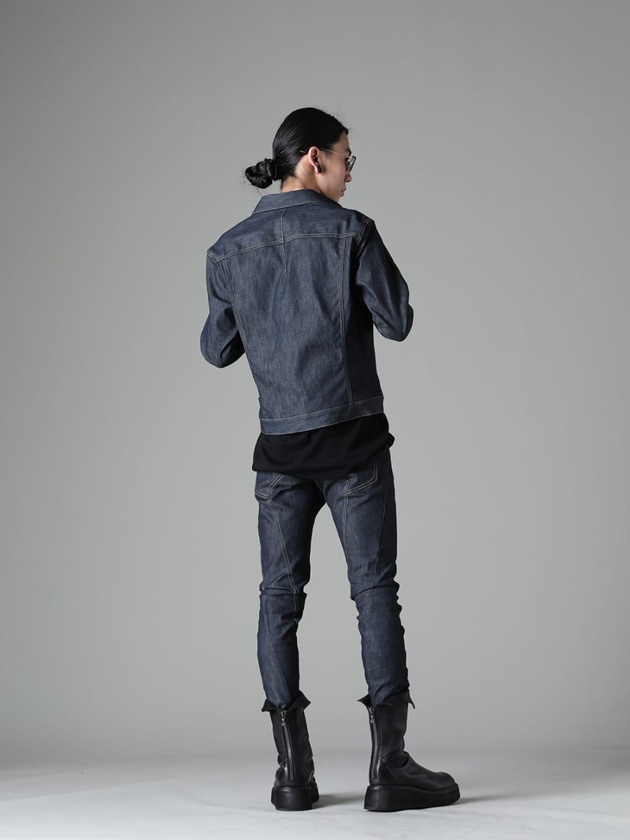 ザ ヴィリディアン / リガーズ / ワークスタッドミュンヘン / ユリウス 2023SS - スリムフィットアイテムをメインにした春夏スタイリング - VI-3574-06-Indigo(デニムジャケット インディゴ) 817CPM2(コットン/モダール ジャージ プリント ショートスリーブTシャツ) RG1022TVA-GOLD+BLACK / BLACK(リガーズ 10周年 コラボレーション サングラス ゴールド+ブラック / ブラック) M3940(ネックレス ミックス + キーリング) VI-3575-04-indigo(デニム スリム パンツ インディゴ) 817FWM2(カウレザー アーバンロングブーツ) - 1-004