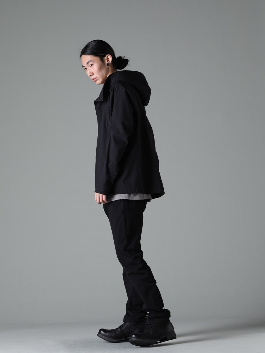 DEVOA(デヴォア) Boris Bidjan Saberi(ボリス・ビジャン・サベリ) 23SS(春夏) スタイリング ジャケット+デニムパンツのベーシックでクセのない組み合わせ - FJK-SDXF フーデッド ジャケット シェラー - ダイナミック CSC-SSB3-Mud-Gray プリントロングスリーブ コットンストレッチジャージー マッドグレー PTA-STDS-Black スリム パンツ 9oz ストレッチ デニム Black BOOT4-LEATHER ブーツ4 レザー 1-002