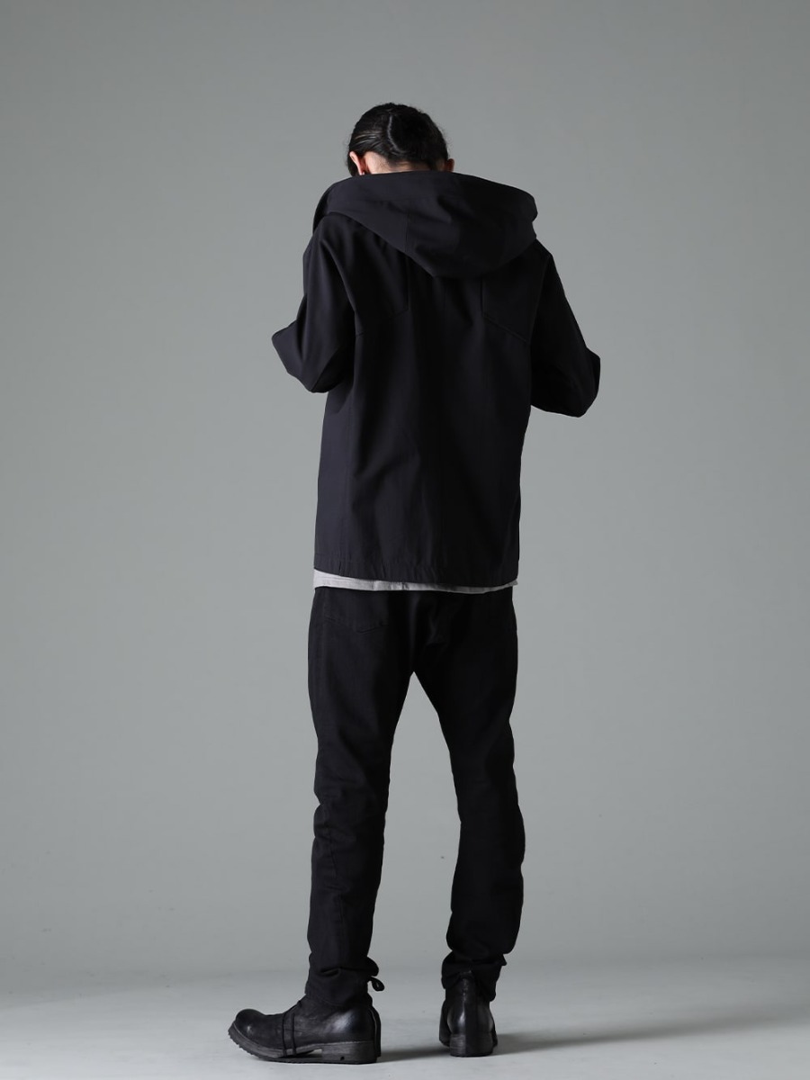 DEVOA(デヴォア) Boris Bidjan Saberi(ボリス・ビジャン・サベリ) 23SS(春夏) スタイリング ジャケット+デニムパンツのベーシックでクセのない組み合わせ - FJK-SDXF フーデッド ジャケット シェラー - ダイナミック CSC-SSB3-Mud-Gray プリントロングスリーブ コットンストレッチジャージー マッドグレー PTA-STDS-Black スリム パンツ 9oz ストレッチ デニム Black BOOT4-LEATHER ブーツ4 レザー 1-003