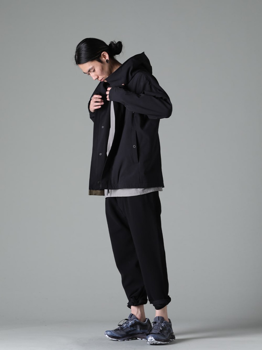 DEVOA(デヴォア) Boris Bidjan Saberi(ボリス・ビジャン・サベリ) 23SS(春夏) スタイリング アクティブなテイストを活かしたストリートチックなスタイリング - FJK-SDXF フーデッド ジャケット シェラー - ダイナミック CSC-SSB3-Mud-Gray プリントロングスリーブ コットンストレッチジャージー マッドグレー PTA-STDS-Black スリム パンツ 9oz ストレッチ デニム Black BAMBA5-11XS-Black-Dye バンバ5 - 11XS - ブラックダイ 1-005