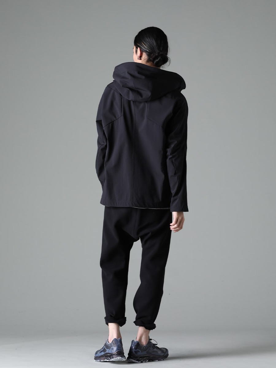 DEVOA(デヴォア) Boris Bidjan Saberi(ボリス・ビジャン・サベリ) 23SS(春夏) スタイリング アクティブなテイストを活かしたストリートチックなスタイリング - FJK-SDXF フーデッド ジャケット シェラー - ダイナミック CSC-SSB3-Mud-Gray プリントロングスリーブ コットンストレッチジャージー マッドグレー PTA-STDS-Black スリム パンツ 9oz ストレッチ デニム Black BAMBA5-11XS-Black-Dye バンバ5 - 11XS - ブラックダイ 1-005