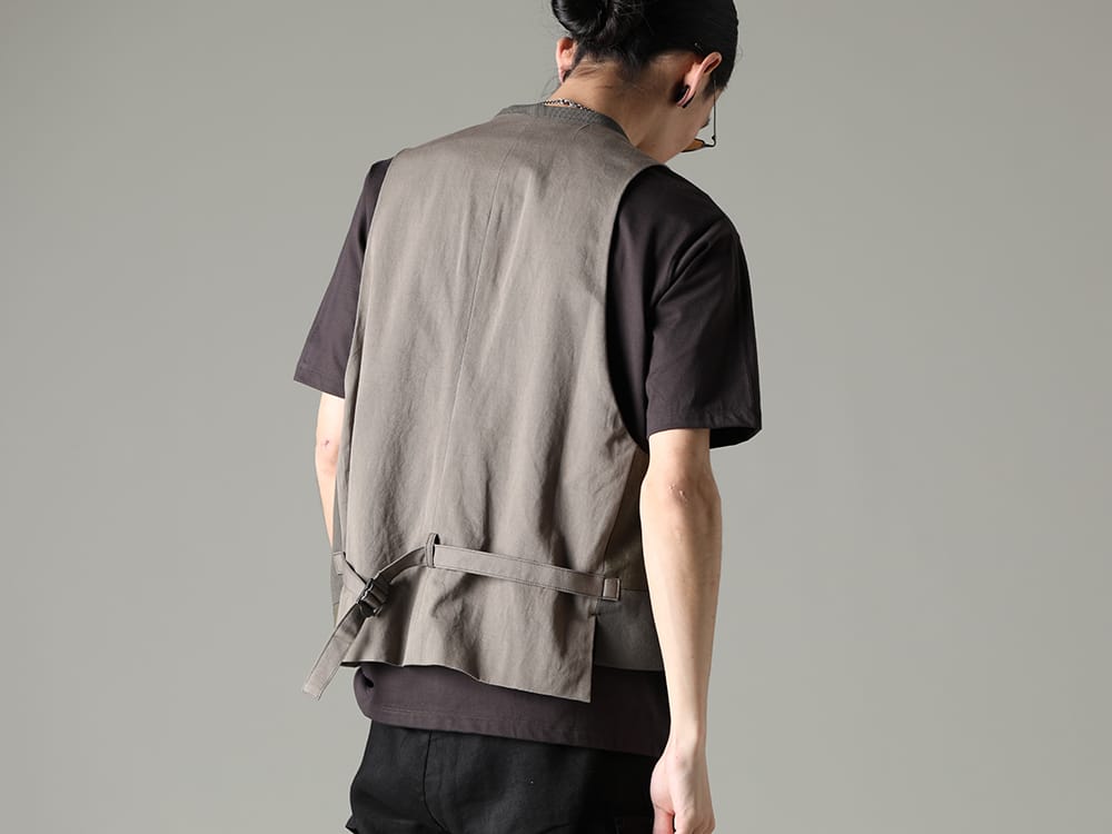 ザ ヴィリディアン 2023SS - 落ち着いた色味の中に小物類をオン - VI-3567-06-Dark-Olive(フラグメント ベスト ダークオリーブ) VI-3609-01-Brown-Gray(半袖プリントTシャツ ブラウングレー) - 2-003