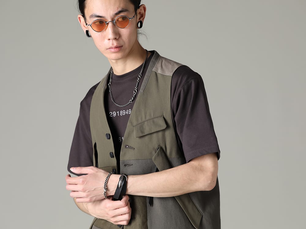 ザ ヴィリディアン / リガーズ / ワークスタッドミュンヘン 2023SS - 落ち着いた色味の中に小物類をオン - VI-3567-06-Dark-Olive(フラグメント ベスト ダークオリーブ) VI-3609-01-Brown-Gray(半袖プリントTシャツ ブラウングレー) RG1019CU-VINTAGE-GREY(RG1019CU /ヴィンテージ グレイ x サーモン) M3920(ルーズ ミックスド チョーカー) M2353(Bracelet Hook Crossover) M2601(ブレスレット ファイン スカル) - 2-004