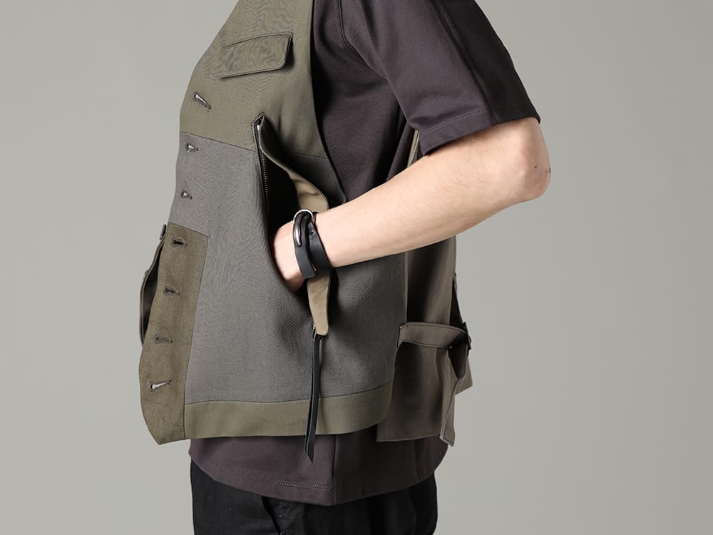 ザ ヴィリディアン / ワークスタッドミュンヘン 2023SS - 落ち着いた色味の中に小物類をオン - VI-3567-06-Dark-Olive(フラグメント ベスト ダークオリーブ) VI-3609-01-Brown-Gray(半袖プリントTシャツ ブラウングレー) M2353(Bracelet Hook Crossover) M2601(ブレスレット ファイン スカル) - 2-006