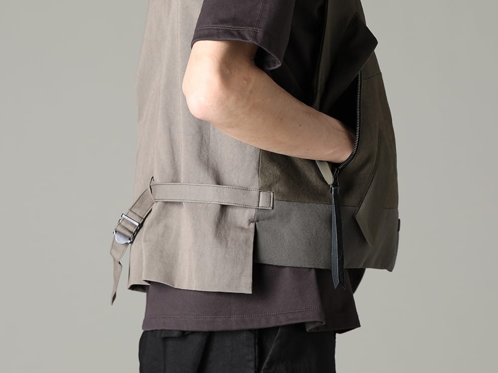 ザ ヴィリディアン 2023SS - 落ち着いた色味の中に小物類をオン - VI-3567-06-Dark-Olive(フラグメント ベスト ダークオリーブ) VI-3609-01-Brown-Gray(半袖プリントTシャツ ブラウングレー) - 2-007