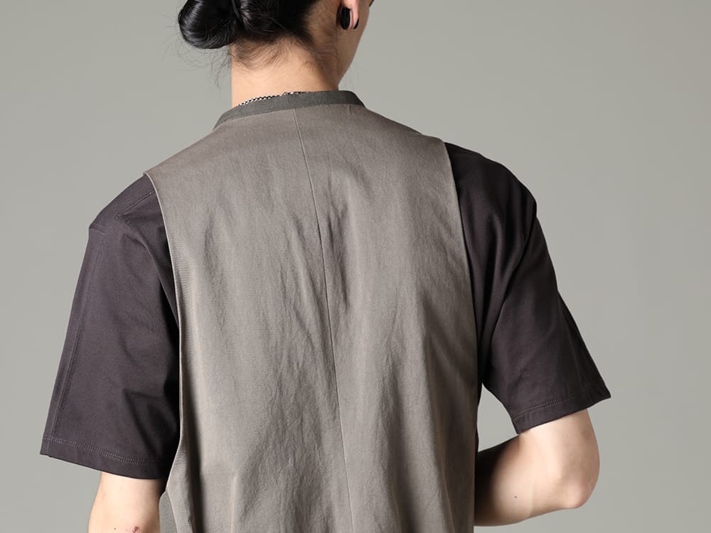 ザ ヴィリディアン 2023SS - 落ち着いた色味の中に小物類をオン - VI-3567-06-Dark-Olive(フラグメント ベスト ダークオリーブ) VI-3609-01-Brown-Gray(半袖プリントTシャツ ブラウングレー) - 2-008