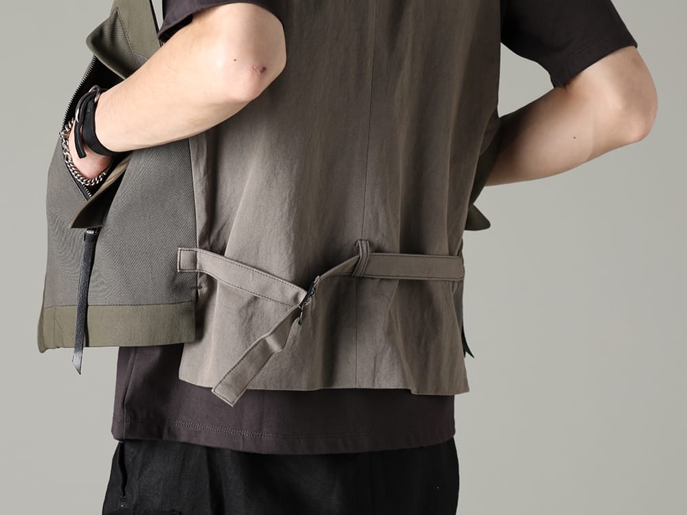 ザ ヴィリディアン 2023SS - 落ち着いた色味の中に小物類をオン - VI-3567-06-Dark-Olive(フラグメント ベスト ダークオリーブ) VI-3609-01-Brown-Gray(半袖プリントTシャツ ブラウングレー) - 2-009