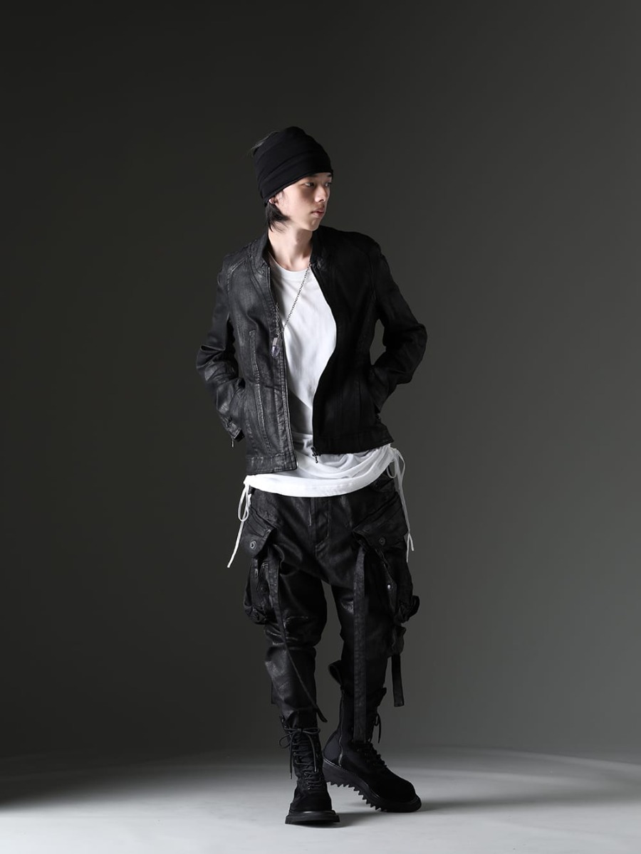 Julius / Parts of Four 2023SS Styling - The brand's unique pattern and seam make it a standout piece. - Coated masterpiece, seamed jacket - 819BLM2-C(10.5oz 10.5oz Stretch Denim Coating Seamed Jacket) 819CUM4-offwhite(Cotton/Cupro Jersey Drawcord Short Sleeve T-Shirt Off White) 819ACU3-black(Cotton/Cupro Jersey Hair Band Black) R-198-MA+BAQ(Talisman necklace SPECIMEN Brandberg Amethyst Quartz) 818PAM15-C(The R Limited 10.5oz Stretch Denim Gas Mask Coating Cargo Pants) 807FWM1(Cow Velor Lace Up Combat Boots) - 1-001