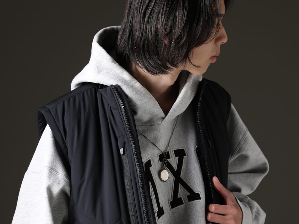 アクロニウム / セントマイケル / ワークスタッドミュンヘン 2023SS - アイコニックなフーディーと機能性を備えたベスト - V91-WS(Insulated Vest) SM-S23-0000-046(MX6 フーディー) M3841(ネックレス メダリオン) - 2-004