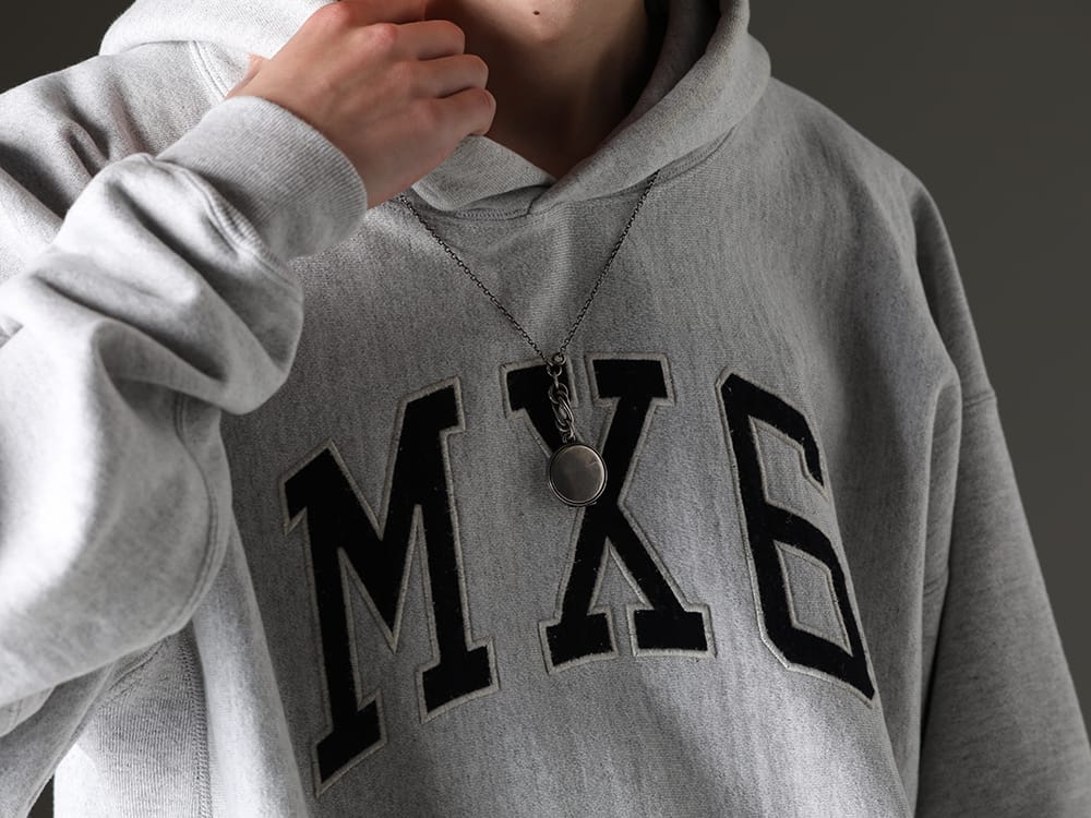 ワークスタッドミュンヘン 2023SS - アイコニックなフーディーと機能性を備えたベスト - M3841(ネックレス メダリオン) - 2-011