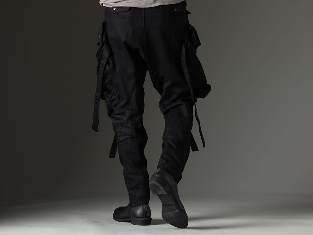 JULIUS 2023SS Cargo pants refined from distinctive design to comfort - 818PAM15-BK(The R Limited 10.5oz Stretch Denim Gas Mask Cargo Pants) 819FWM1(Cow Leather Zip Seamed Boots) - 3-004
