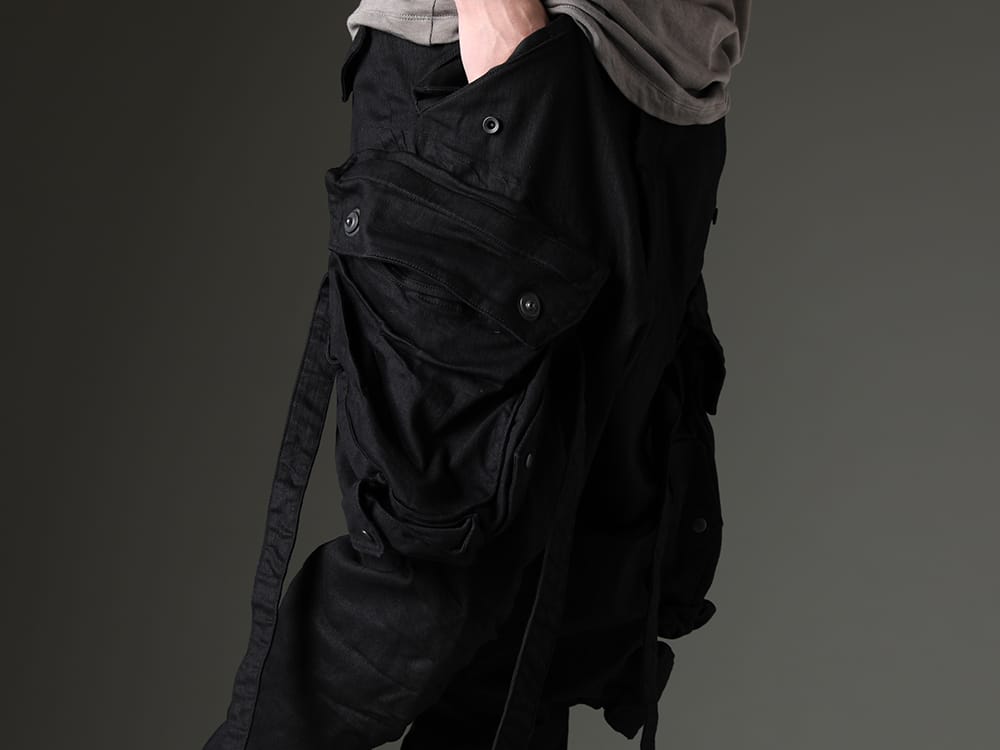 JULIUS 2023SS Cargo pants refined from distinctive design to comfort - 818PAM15-BK(The R Limited 10.5oz Stretch Denim Gas Mask Cargo Pants) - 3-006