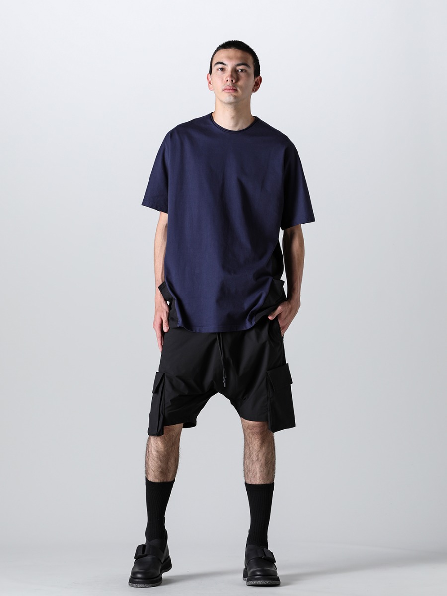 RIPVANWINKLE 2023SS Bicolor S/S with pockets instead of the standard model. The stable navy and black color has a calm atmosphere and a luxurious feel. RW-547-Navy×Black - Dolman-T Navy×Black - RW-538-Black - Bush Shorts Black - RW-520 - Tactical Derby Gore 3-001