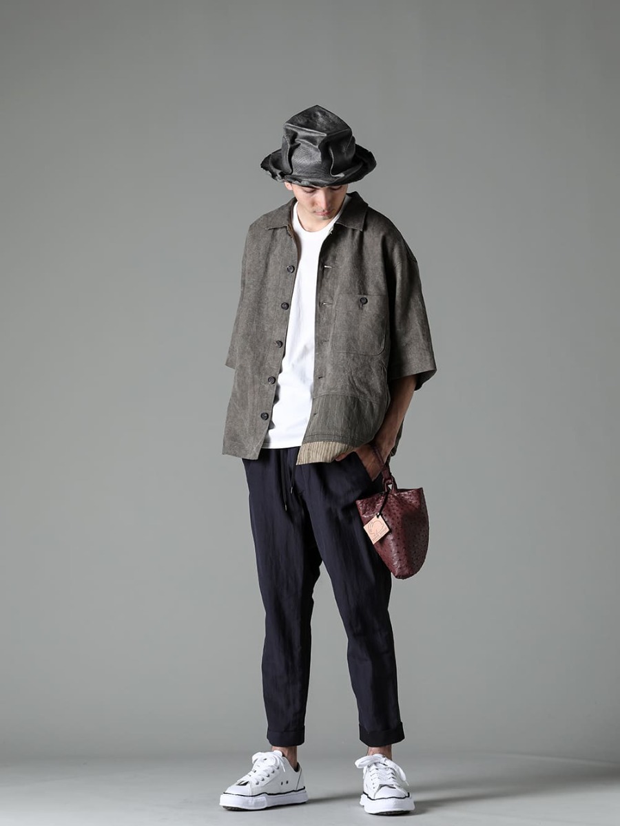 ZIGGY CHEN(ジギーチェン) 23SS(春夏) スタイリング 自分自身を表現するためのツールとしてのファッション。異なるテイストのアイテムをミックスすることで新たな魅力を - 0M2310917-オーバーサイズ ショートスリーブ ワーカージャケット - NU-1677-OffWhite-スリーブレス バックプリント Tシャツ オフホワイト - co22fwcws010-ostrich-Burgundy-CWS デ フォーマーバッグ オーストリッチ バーガンディ - SHPK007-grey-ヴィンテージ パリバンタル ストローハット グレー - PTN-PBSC-クロップド スリム パンツ シルク ペーパー コットン - A06FW736-white-ピーターソン レザー ロートップ スニーカー White 1-001