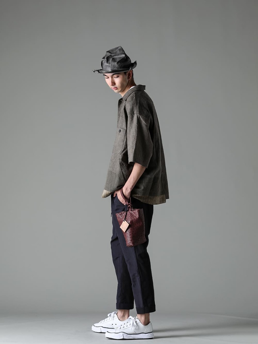 ZIGGY CHEN(ジギーチェン) 23SS(春夏) スタイリング 異なるテイストのアイテムをミックスすることで新たな魅力を - 0M2310917-オーバーサイズ ショートスリーブ ワーカージャケット - NU-1677-OffWhite-スリーブレス バックプリント Tシャツ オフホワイト - co22fwcws010-ostrich-Burgundy-CWS デ フォーマーバッグ オーストリッチ バーガンディ - SHPK007-grey-ヴィンテージ パリバンタル ストローハット グレー - PTN-PBSC-クロップド スリム パンツ シルク ペーパー コットン - A06FW736-white-ピーターソン レザー ロートップ スニーカー White 1-002