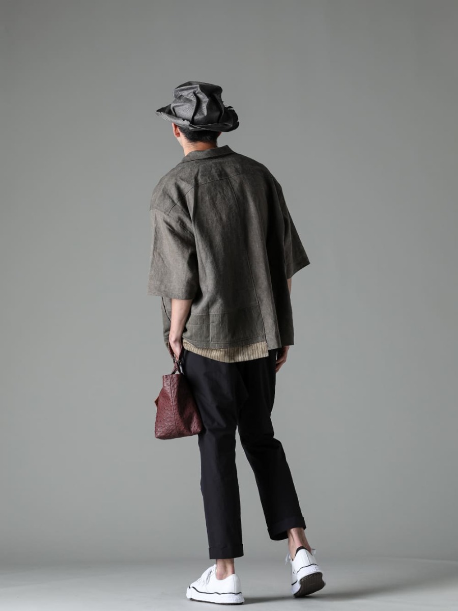 ZIGGY CHEN(ジギーチェン) 23SS(春夏) スタイリング 異なるテイストのアイテムをミックスすることで新たな魅力を - 0M2310917-オーバーサイズ ショートスリーブ ワーカージャケット - NU-1677-OffWhite-スリーブレス バックプリント Tシャツ オフホワイト - co22fwcws010-ostrich-Burgundy-CWS デ フォーマーバッグ オーストリッチ バーガンディ - SHPK007-grey-ヴィンテージ パリバンタル ストローハット グレー - PTN-PBSC-クロップド スリム パンツ シルク ペーパー コットン - A06FW736-white-ピーターソン レザー ロートップ スニーカー White 1-003