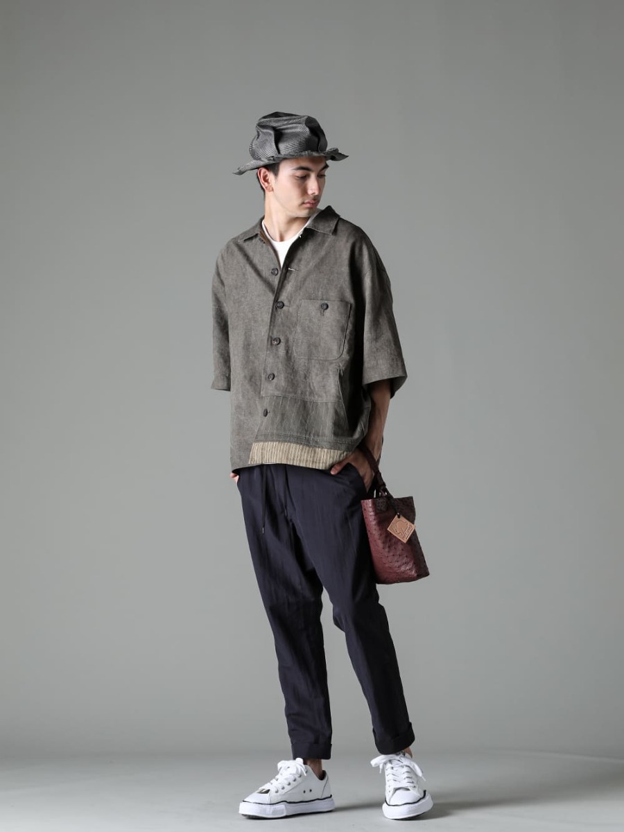 ZIGGY CHEN(ジギーチェン) 23SS(春夏) スタイリング 異なるテイストのアイテムをミックスすることで新たな魅力を - 0M2310917-オーバーサイズ ショートスリーブ ワーカージャケット - NU-1677-OffWhite-スリーブレス バックプリント Tシャツ オフホワイト - co22fwcws010-ostrich-Burgundy-CWS デ フォーマーバッグ オーストリッチ バーガンディ - SHPK007-grey-ヴィンテージ パリバンタル ストローハット グレー - PTN-PBSC-クロップド スリム パンツ シルク ペーパー コットン - A06FW736-white-ピーターソン レザー ロートップ スニーカー White 1-004