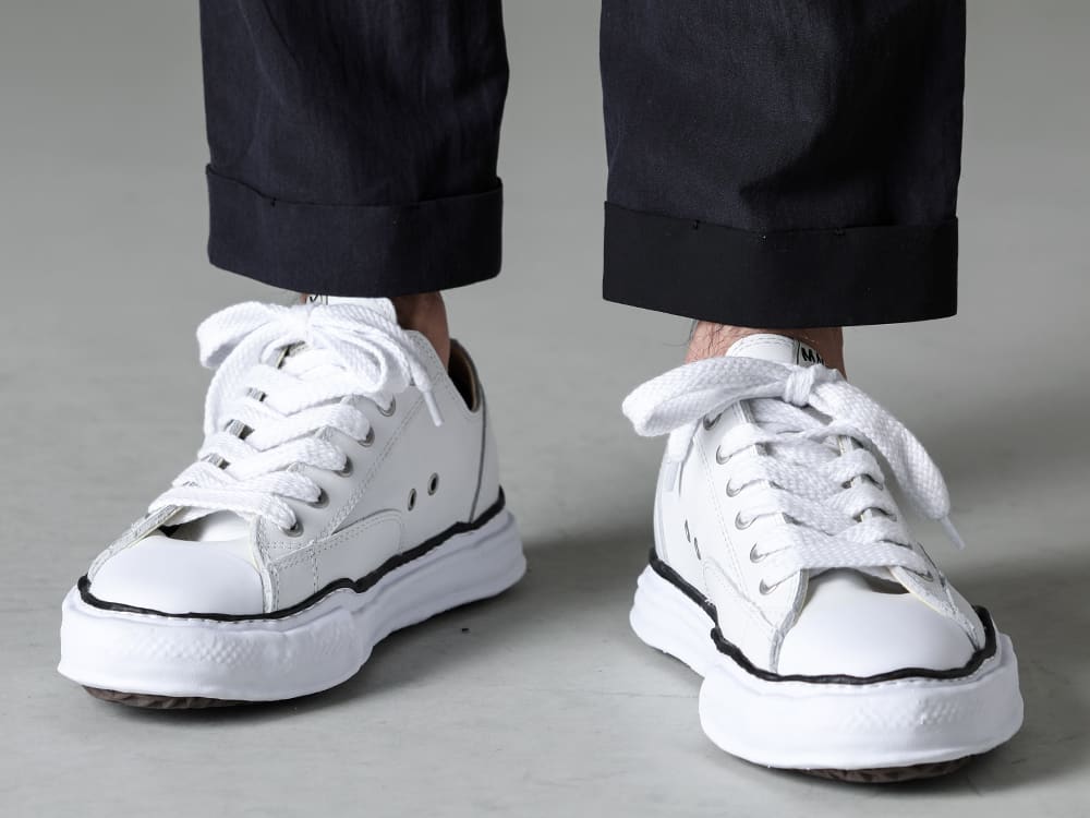 ZIGGY CHEN(ジギーチェン) 23SS(春夏) ブランドに縛られない自由な組み合わせ - PTN-PBSC-クロップド スリム パンツ シルク ペーパー コットン - A06FW736-white-ピーターソン レザー ロートップ スニーカー White 3-004