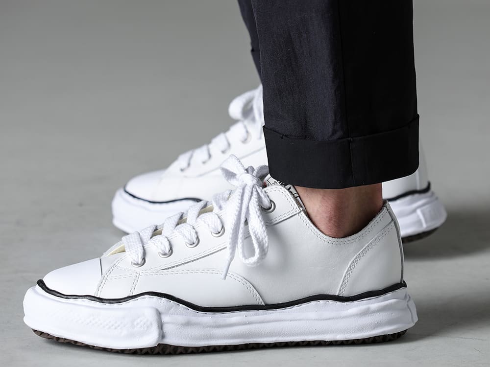 ZIGGY CHEN(ジギーチェン) 23SS(春夏) ブランドに縛られない自由な組み合わせ - PTN-PBSC-クロップド スリム パンツ シルク ペーパー コットン - A06FW736-white-ピーターソン レザー ロートップ スニーカー White 3-005