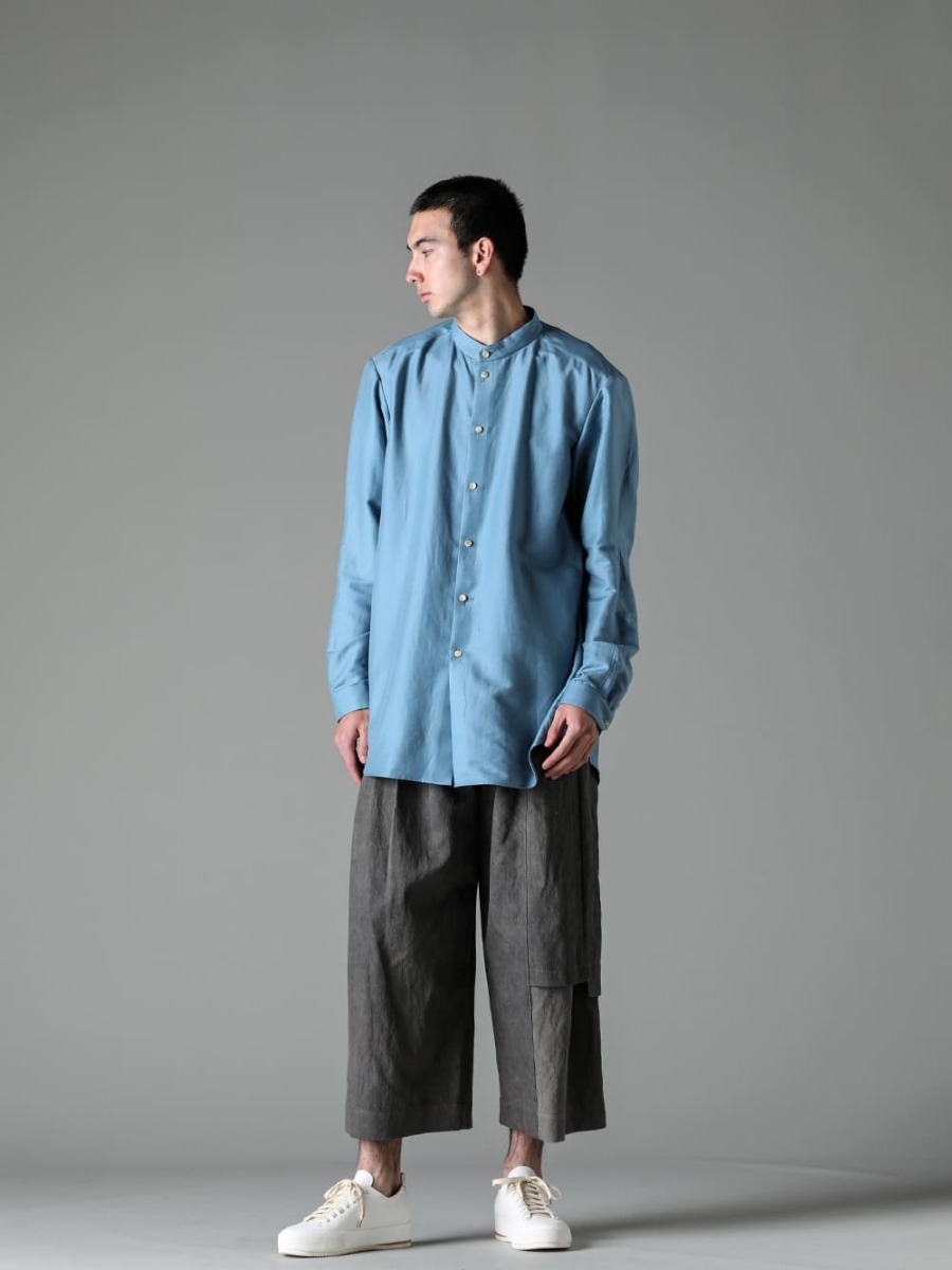 DEVOA ZIGGY CHEN FEIT 23SS styling -Relaxed styling with a bright pale-toned shirt by DEVOA, earth-colored wide pants by ZIGGY CHEN, and sneakers by FEIT  - SHN-ESCM-Shirt Cotton/silk - 0M2310520-Pleated Wide Trousers - FEIT-Hand-Sewn-Low-FEIT Hand-Sawn Low 1-001