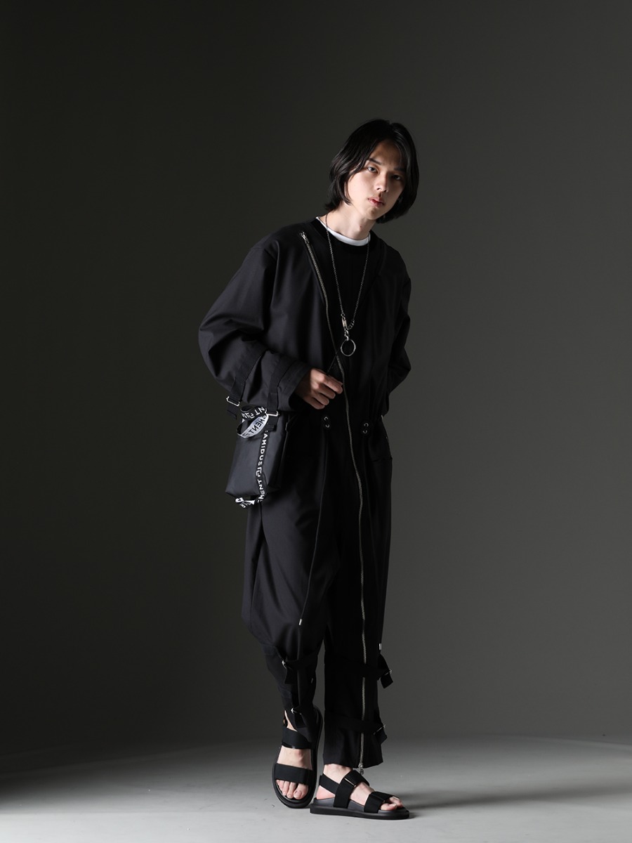 タカヒロミヤシタザソロイスト. / アクロニウム / ワークスタッドミュンヘン / ラミダス / ユマ・ワン スタイリング - デザイン性のあるオーバーオールをメインアイテムに組み上げた、カジュアルで季節感のあるスタイリング 季節感を演出したモノトーンのオーバーオールスタイル - sj.0009bSS23(ニューロングジョンオーバーオール ソリッド) S25-PR-C-White(Sleeveless T-shirt White) M3940(ネックレス ミックス + キーリング) B008030(RAMIDUS 2WAY トートバッグ M) US9561-Black(メンズ サンダル ブラック) - 1-001