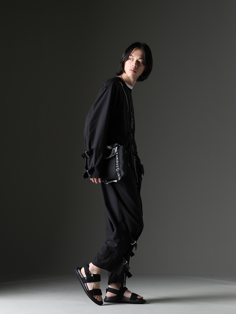 タカヒロミヤシタザソロイスト. / アクロニウム / ワークスタッドミュンヘン / ラミダス / ユマ・ワン - 季節感を演出したモノトーンのオーバーオールスタイル - sj.0009bSS23(ニューロングジョンオーバーオール ソリッド) S25-PR-C-White(Sleeveless T-shirt White) M3940(ネックレス ミックス + キーリング) B008030(RAMIDUS 2WAY トートバッグ M) US9561-Black(メンズ サンダル ブラック) - 1-002