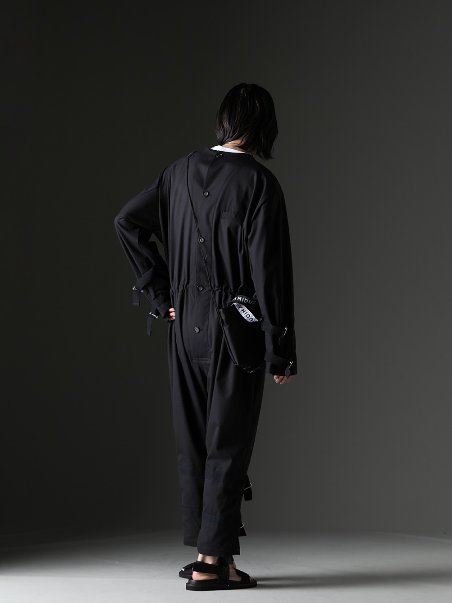 タカヒロミヤシタザソロイスト. / アクロニウム / ワークスタッドミュンヘン / ラミダス / ユマ・ワン - 季節感を演出したモノトーンのオーバーオールスタイル - sj.0009bSS23(ニューロングジョンオーバーオール ソリッド) S25-PR-C-White(Sleeveless T-shirt White) M3940(ネックレス ミックス + キーリング) B008030(RAMIDUS 2WAY トートバッグ M) US9561-Black(メンズ サンダル ブラック) - 1-003