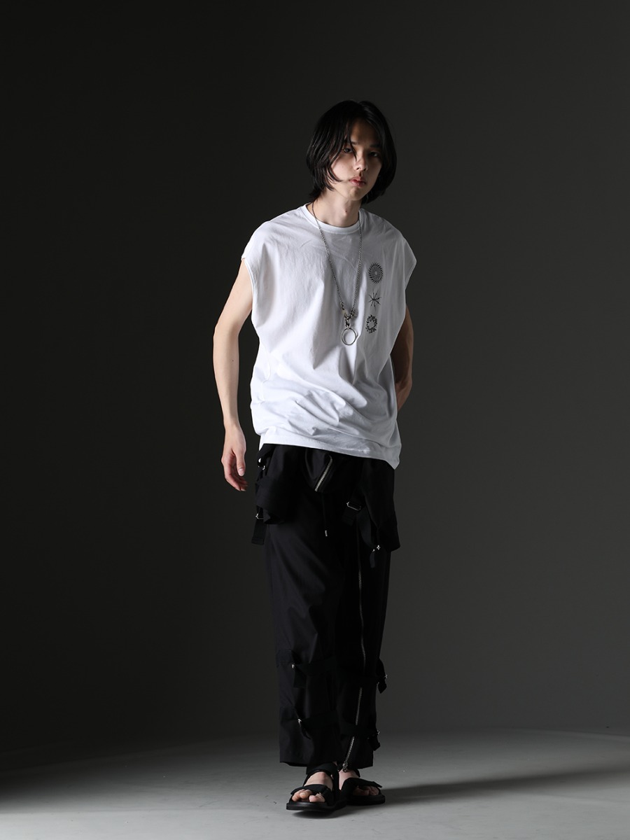タカヒロミヤシタザソロイスト. / アクロニウム / ワークスタッドミュンヘン / ラミダス / ユマ・ワン - 季節感を演出したモノトーンのオーバーオールスタイル - sj.0009bSS23(ニューロングジョンオーバーオール ソリッド) S25-PR-C-White(Sleeveless T-shirt White) M3940(ネックレス ミックス + キーリング) B008030(RAMIDUS 2WAY トートバッグ M) US9561-Black(メンズ サンダル ブラック) - 1-004