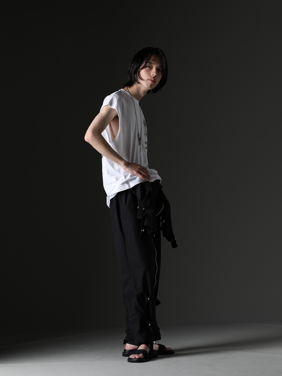 タカヒロミヤシタザソロイスト. / アクロニウム / ワークスタッドミュンヘン / ラミダス / ユマ・ワン - 季節感を演出したモノトーンのオーバーオールスタイル - sj.0009bSS23(ニューロングジョンオーバーオール ソリッド) S25-PR-C-White(Sleeveless T-shirt White) M3940(ネックレス ミックス + キーリング) B008030(RAMIDUS 2WAY トートバッグ M) US9561-Black(メンズ サンダル ブラック) - 1-005