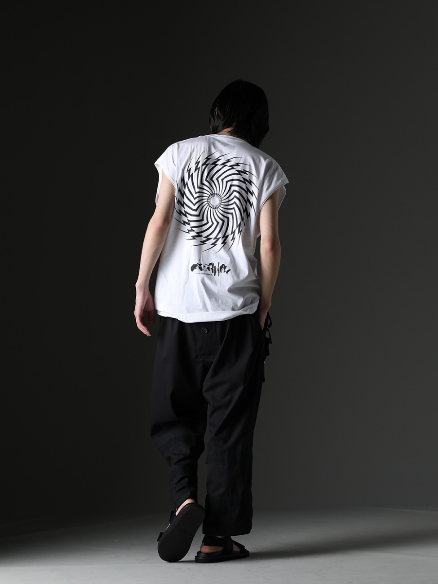 タカヒロミヤシタザソロイスト. / アクロニウム / ワークスタッドミュンヘン / ラミダス / ユマ・ワン - 季節感を演出したモノトーンのオーバーオールスタイル - sj.0009bSS23(ニューロングジョンオーバーオール ソリッド) S25-PR-C-White(Sleeveless T-shirt White) M3940(ネックレス ミックス + キーリング) B008030(RAMIDUS 2WAY トートバッグ M) US9561-Black(メンズ サンダル ブラック) - 1-006