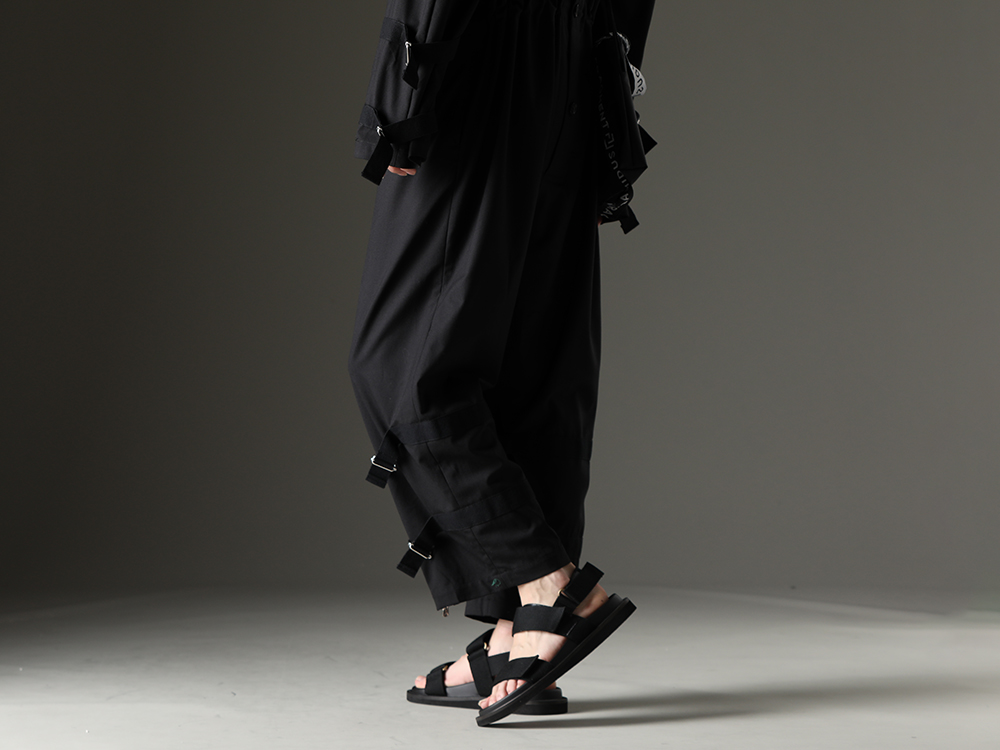タカヒロミヤシタザソロイスト. / ユマ・ワン ブランドらしい個性的なディテールを落とし込んだオーバーオール - sj.0009bSS23(ニューロングジョンオーバーオール ソリッド) US9561-Black(メンズ サンダル ブラック) - 2-010