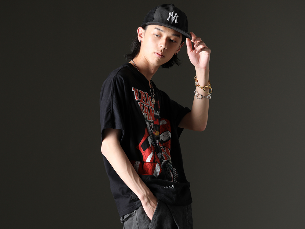 ink / NVCLEAR / Gerochristo / TAKAHIROMIYASHITATheSoloist. - The casual style with jewelry adds a touch of elegance to the outfit. - ink23-07-M-3(Crack S/S T-shirt - M3) NV_002-Black-Dye(
NV LOGO FR ARMY COTTON CAP BLACK DYE) GP3(Cross Pendant) GN1-50(Handmade Chain Necklace 50cm) sa.0037SS23-Gold(bone shaped carabiner bracelet.-L- Gold) sa.0036SS23-Silver(Bone Shaped Carabiner Bracelet.-S- Silver) - 2-002