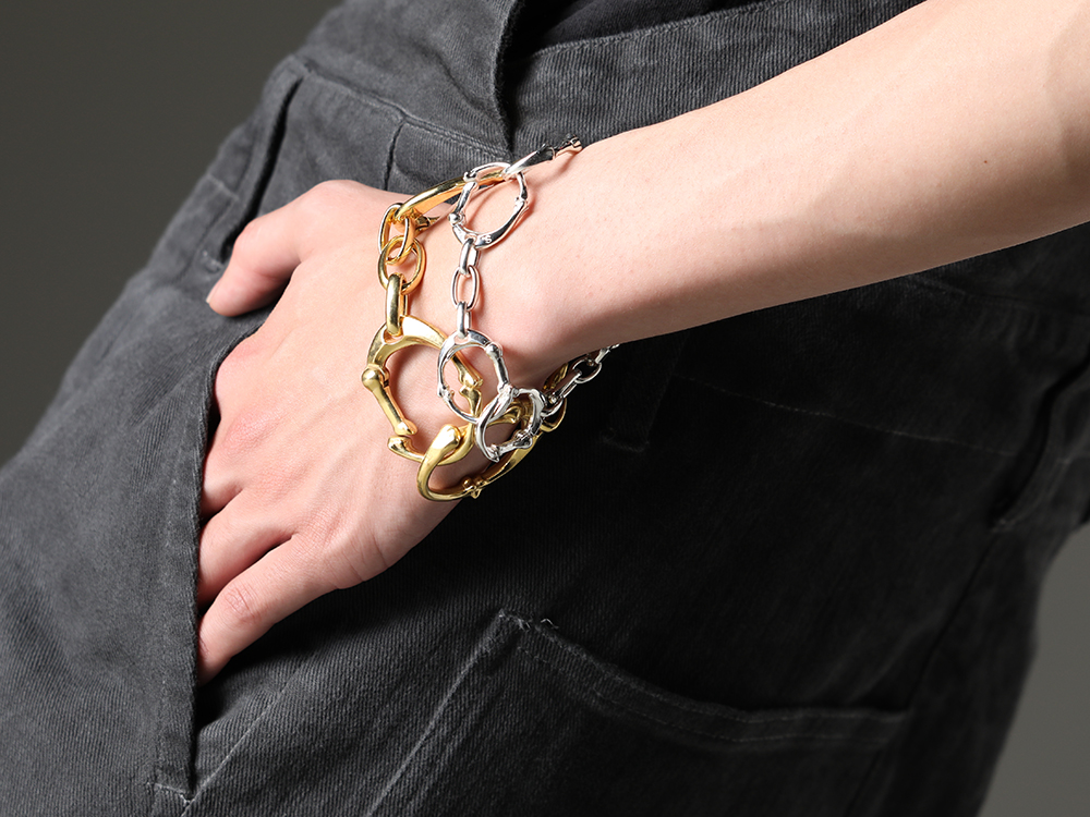 TAKAHIROMIYASHITATheSoloist. - The casual style with jewelry adds a touch of elegance to the outfit. - sa.0037SS23-Gold(bone shaped carabiner bracelet.-L- Gold) sa.0036SS23-Silver(Bone Shaped Carabiner Bracelet.-S- Silver) - 2-006