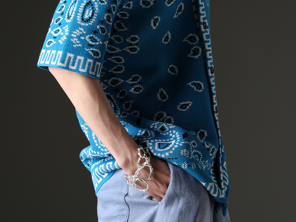 ALANUI / TAKAHIROMIYASHITATheSoloist. - It is a comfortable shirt with attention to the material. - LMHS23-022(Bandana Piquet Shirt Blue Swim Multi) sa.0037SS23-Silver(bone shaped carabiner bracelet.-L- Silver) - 2-006