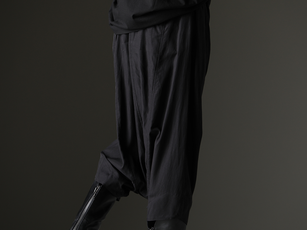 JULIUS - Enjoy avant-garde coordination even in summer -  817PAM15(Cupro/Cotton Twill Over Crotch Pants) - 4-005