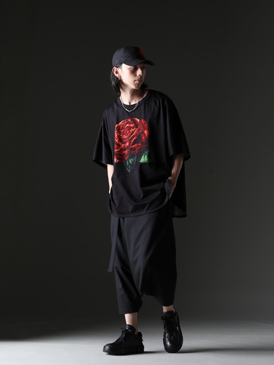 Ground Y / Yohji Yamamoto / WERKSTATT:MÜNCHEN / GUIDI styling - A style that blends casual and fashionable looks well with black as the main color Spring and summer fashion with black as the main color and red as the focal point - GI-T13-024(Dolman Sleeve with Rounded Hem T-shirt) HZ-H88-972(New Era × Yohji Yamamoto 930CS YY Dahlia) M3961(CHOKER TRACE LINKS) M2481(Bracelet Tag Faith Love Hope) M2033(Bracelet Double Chain Sculpture) GI-P02-100(Front Tuck Sarouel Pants) GJ02-BLKT(Laced Up Boots - Horse Full Grain Leather - GJ02) - 1-001