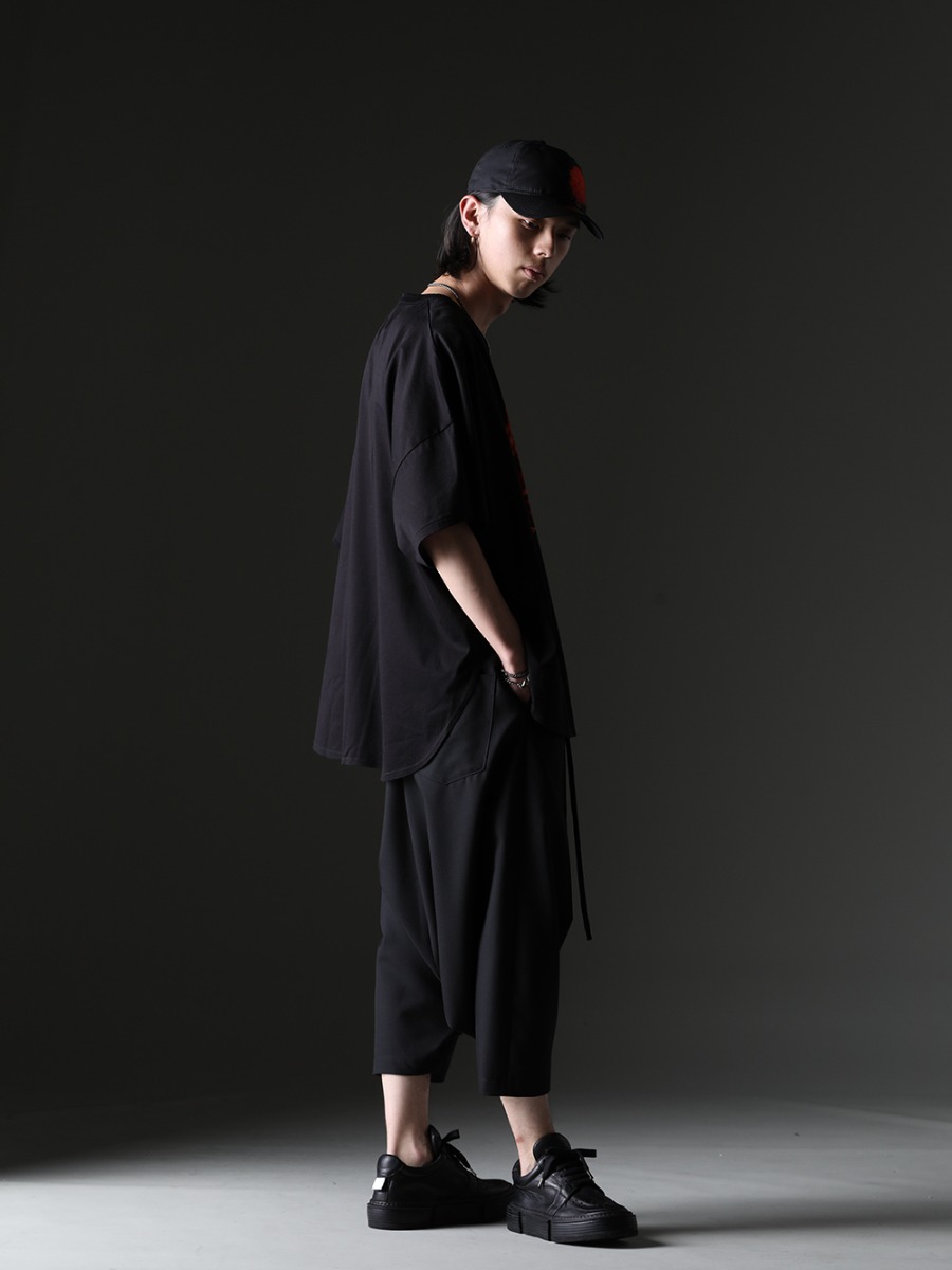 Ground Y / Yohji Yamamoto / WERKSTATT:MÜNCHEN / GUIDI - Spring and summer fashion with black as the main color and red as the focal point - GI-T13-024(Dolman Sleeve with Rounded Hem T-shirt) HZ-H88-972(New Era × Yohji Yamamoto 930CS YY Dahlia) M3961(CHOKER TRACE LINKS) M2481(Bracelet Tag Faith Love Hope) M2033(Bracelet Double Chain Sculpture) GI-P02-100(Front Tuck Sarouel Pants) GJ02-BLKT(Laced Up Boots - Horse Full Grain Leather - GJ02) - 1-002