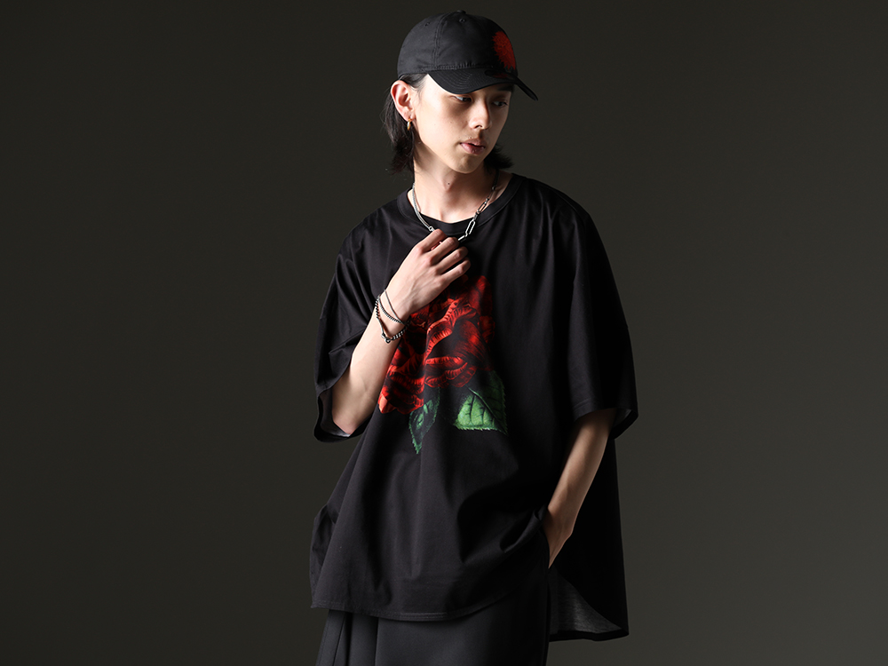 Ground Y / Yohji Yamamoto / WERKSTATT:MÜNCHEN - Compact T-shirt with graphic design on the front. - GI-T13-024(Dolman Sleeve with Rounded Hem T-shirt) HZ-H88-972(New Era × Yohji Yamamoto 930CS YY Dahlia) M3961(CHOKER TRACE LINKS) M2481(Bracelet Tag Faith Love Hope) M2033(Bracelet Double Chain Sculpture) - 2-001