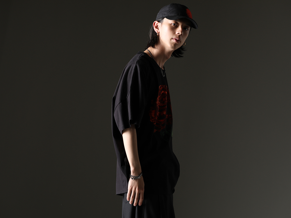 Ground Y / Yohji Yamamoto / WERKSTATT:MÜNCHEN - Compact T-shirt with graphic design on the front. - GI-T13-024(Dolman Sleeve with Rounded Hem T-shirt) HZ-H88-972(New Era × Yohji Yamamoto 930CS YY Dahlia) M3961(CHOKER TRACE LINKS) M2481(Bracelet Tag Faith Love Hope) M2033(Bracelet Double Chain Sculpture) - 2-002