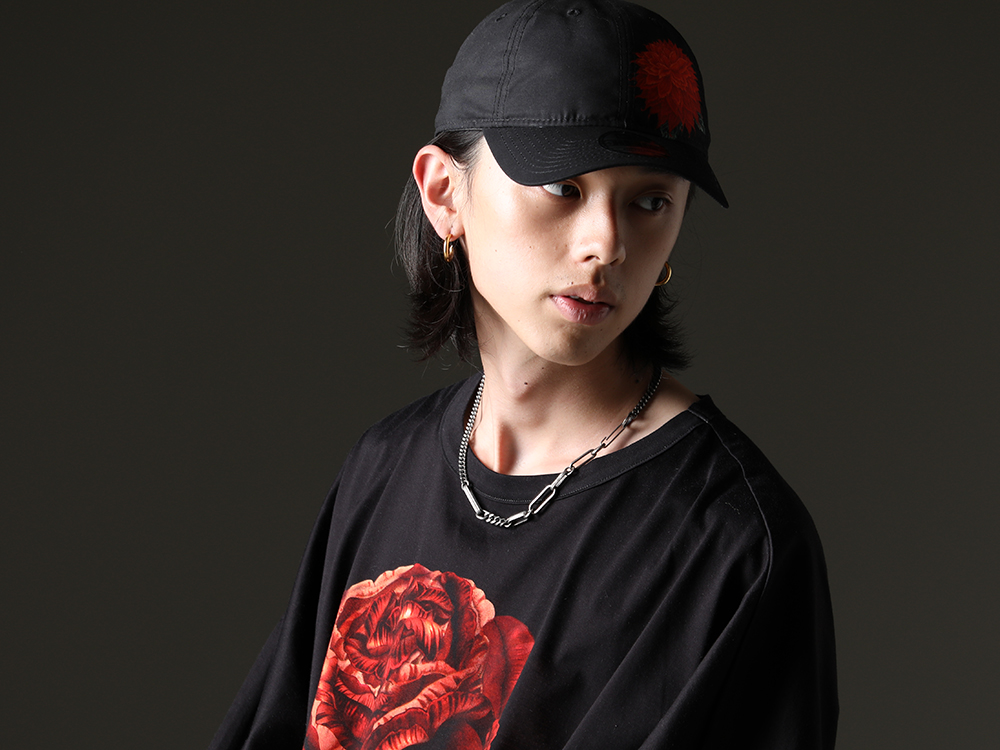 Ground Y / Yohji Yamamoto / WERKSTATT:MÜNCHEN - Compact T-shirt with graphic design on the front. - GI-T13-024(Dolman Sleeve with Rounded Hem T-shirt) HZ-H88-972(New Era × Yohji Yamamoto 930CS YY Dahlia) M3961(CHOKER TRACE LINKS) - 2-004