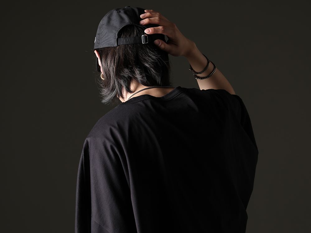 Ground Y / Yohji Yamamoto - Compact T-shirt with graphic design on the front. - GI-T13-024(Dolman Sleeve with Rounded Hem T-shirt) HZ-H88-972(New Era × Yohji Yamamoto 930CS YY Dahlia) - 2-006