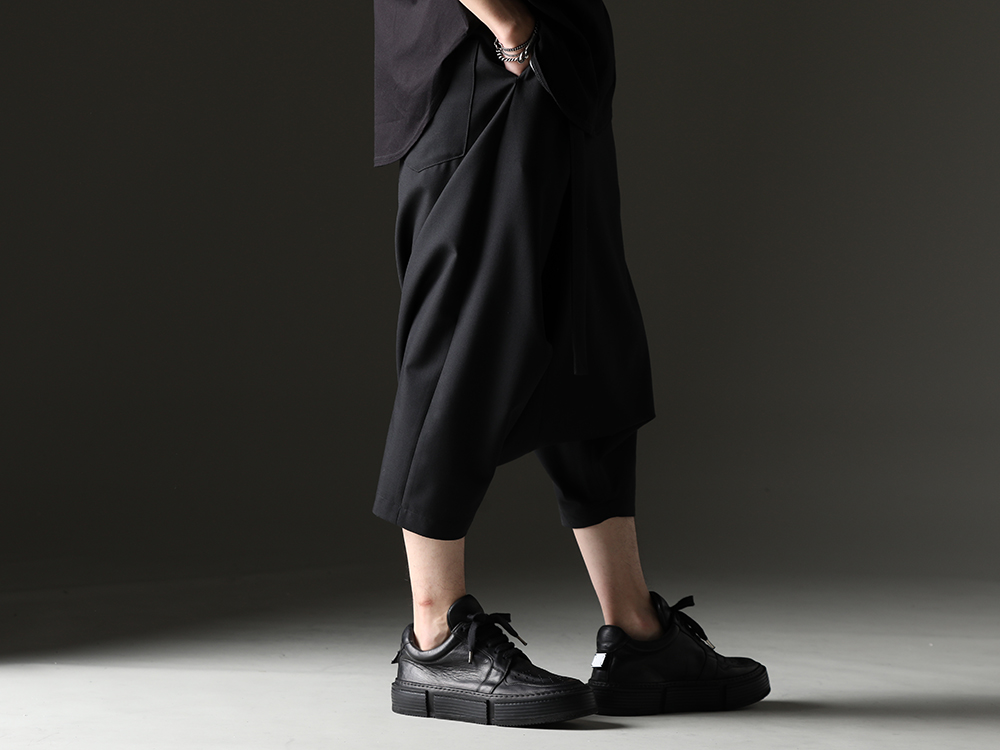 Ground Y / GUIDI - Sleek pants and heavy sneakers - GI-P02-100(Front Tuck Sarouel Pants) GJ02-BLKT(Laced Up Boots - Horse Full Grain Leather - GJ02) - 3-002