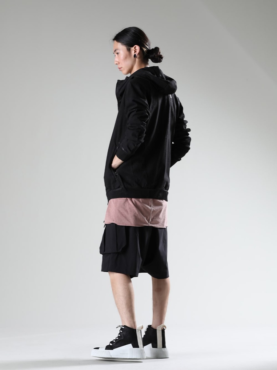 DEVOA(デヴォア) Boris Bidjan Saberi(ボリス・ビジャン・サベリ) 23SS(春夏) ショートパンツの季節ごとのスタイリング - ZIPPER4.1 ZIPPER4.1 TS-ONE-PIECE.-RF-F035 TS ONE PIECE. RF F035 PTI-SDDH カーゴ ショートパンツ シェラー ダイナミック 202-BAMBA1.1 バンバ 1.1 ブラック Y ライトグレー / ホワイト ソール 3-006