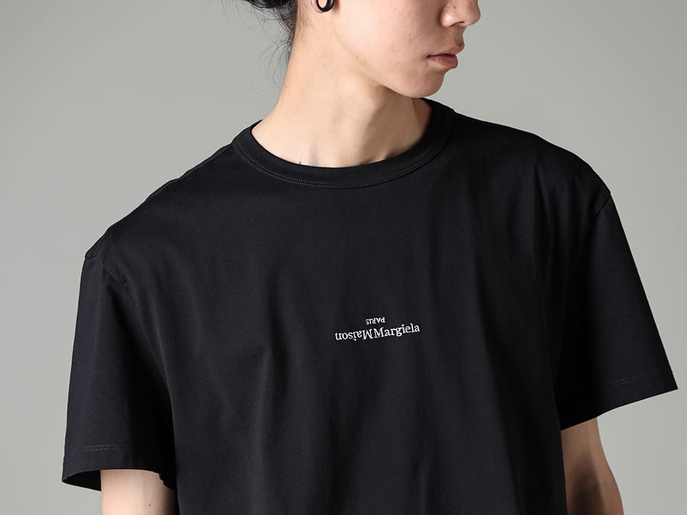 Maison Margiela 2023SS The light, shirt-like comfort is the point! A convenient outerwear with a freely adjustable silhouette!  - S30GC0701-Black-White-Embroidery - Reversed Logo T-Shirt Black / White Embroidery 2-008