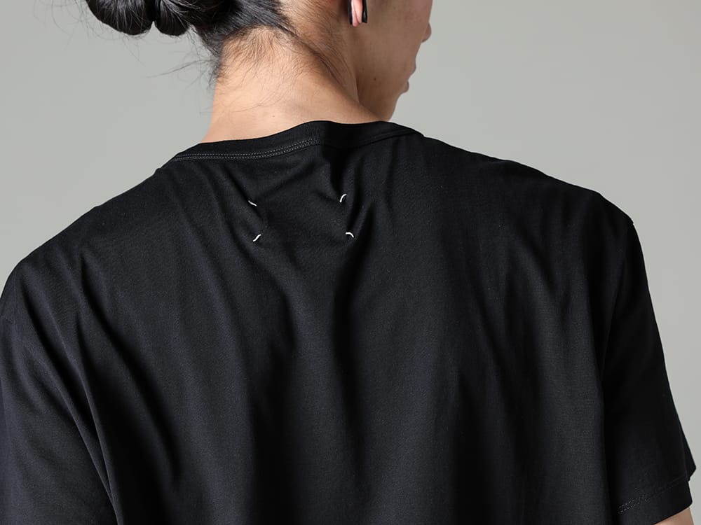 Maison Margiela 2023SS The light, shirt-like comfort is the point! A convenient outerwear with a freely adjustable silhouette!  - S30GC0701-Black-White-Embroidery - Reversed Logo T-Shirt Black / White Embroidery 2-009