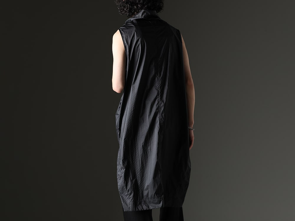 Julius - Jewelry selection adds accent to the styling - 817VEM2(Coated Nylon Taffeta Sleeveless Pullover) - 2-003