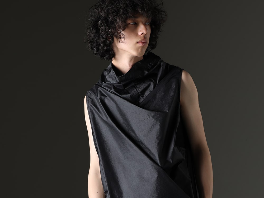 Julius - Jewelry selection adds accent to the styling - 817VEM2(Coated Nylon Taffeta Sleeveless Pullover) - 2-004